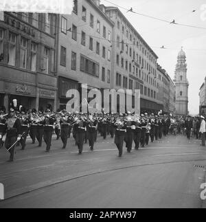 Holländische Woche in München. Hornbläser marschieren durch die Stadt München Datum: 25. Mai 1961 Standort: München Schlagwörter: Hornbläser Stockfoto