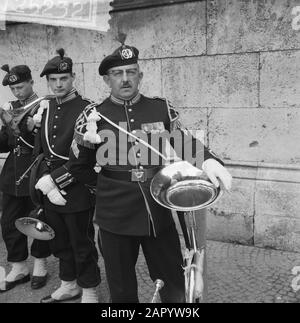 Holländische Woche in München. Hornbläser marschieren durch die Stadt München Datum: 25. Mai 1961 Standort: München Schlagwörter: Hornbläser Stockfoto