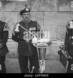 Holländische Woche in München. Hornbläser marschieren durch die Stadt München Datum: 25. Mai 1961 Standort: München Schlagwörter: Hornbläser Stockfoto