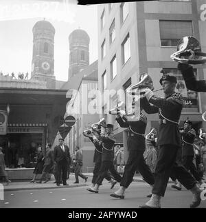 Holländische Woche in München. Hornbläser marschieren durch die Stadt München Datum: 25. Mai 1961 Standort: München Schlagwörter: Hornbläser Stockfoto