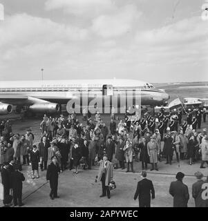 Abflug Concertgebouw Orchestra von Schiphol nach Amerika. Das Orchester schwenkt zum Abschiedsdatum: 8. april 1961 Ort: Amsterdam, Noord-Holland Schlüsselwörter: Orchestername: Schiphol Stockfoto