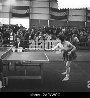 Championship Tischtennis in der Energiehal in Rotterdam Datum: 9. April 1961 Standort: Rotterdam, Zuid-Holland Schlüsselwörter: CHAMPONSHIELS, TINGLE Stockfoto