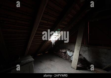 Im Dachgeschoss eines alten Hauses mit Kopfsteinpflaster. Stockfoto