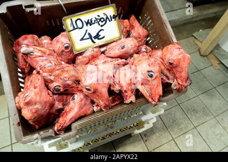 Athen, Griechenland - 21. Dezember 2019: Lammköpfe im Fleischstall der Metzgerei auf dem Zentralmarkt, dem öffentlichen Markt von Athen, Dimotiki Agora, auch Centr genannt Stockfoto