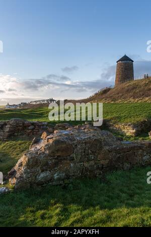 Fife Coastal Path, Schottland. Malerische Silhouetten mit Blick auf den Küstenwanderweg Fife zwischen den Fife Dörfern Pittenweem und St Monans. Stockfoto