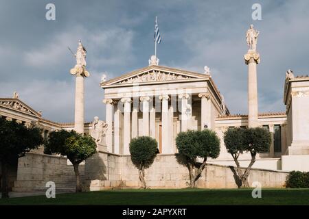 Athen, Griechenland - 21. Dezember 2019: Die Akademie von Athen an der Straße Panepistimiou in Athen, Griechenland Stockfoto