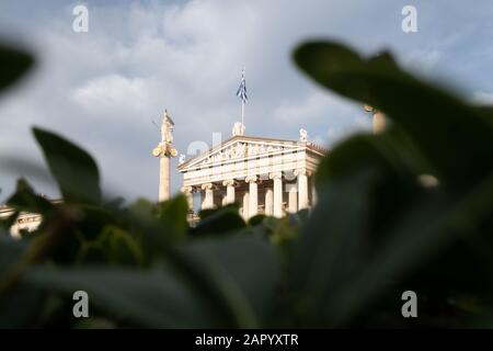 Athen, Griechenland - 21. Dezember 2019: Die Akademie von Athen an der Straße Panepistimiou in Athen, Griechenland Stockfoto