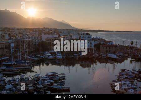 Abend über den Hafen von Kyrenia (auch Girne genannt), Nordzypern von der Burg Stockfoto