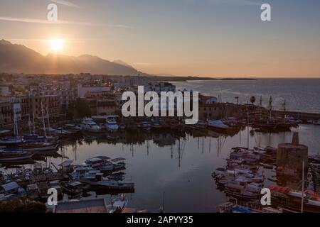 Abend über den Hafen von Kyrenia (auch Girne genannt), Nordzypern von der Burg Stockfoto