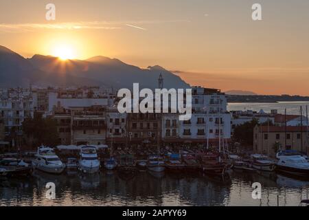 Abend über den Hafen von Kyrenia (auch Girne genannt), Nordzypern von der Burg Stockfoto
