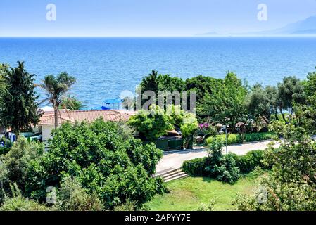 Panoramablick auf das wunderschöne blaue Meer und die grünen Bäume Antalya, Türkei. Sonniger Sommertag Stockfoto