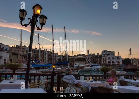 Ein älteres Paar genießt ein Abendbier am Hafen von Kyrenia (auch Girne genannt), Nordzypern Stockfoto