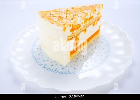 Mousse Cake mit Mango Püree und Creme. Stockfoto