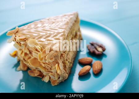 Kuchen mit Erdnüssen, Nüssen, Schokolade und Karamell Sahne Stockfoto