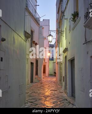 Gasse in Martina Franca bei Sonnenuntergang Stockfoto