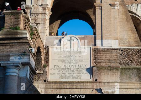 ROM, italien - 23. Dezember 2019: Touristen im Kolosseum, Rom, Italien, Europa Stockfoto