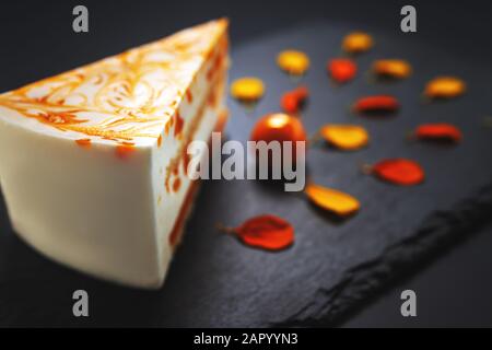 Mousse Cake mit Mango Püree und Creme. Stockfoto