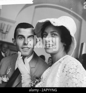 Ehe Coen Moulijn Das Paar im Trauzimmer Anmerkung: Name der Frau: Lenie Waterreus Datum: 28. Juli 1961 Ort: Rotterdam, Süd-Holland Schlüsselwörter: Brautpaare, Ehen persönlicher Name: Moulijn, Coen, Waterreus, Lenie Stockfoto