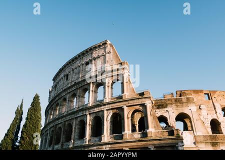 ROM, italien - 23. Dezember 2019: Das Kolosseum in Rom, Italien. Stockfoto