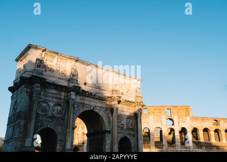 ROM, italien - 23. Dezember 2019: Bogen von Konstantin und Coliseum Rom, Italien Stockfoto