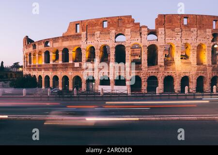 ROM, italien - 23. Dezember 2019: Blick auf das Kolosseum nachts in Rom, Italien Stockfoto