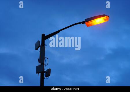 Sox Natrium Lps Oder Niederdruck Natriumlampe Aufwarmen Das Rosa Rote Leuchten Der Lampe In Ihrer Aufwarmphase Ist Eine Neonentladung Aus Dem Fullgas Stockfotografie Alamy 