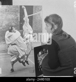 Ausstellungsmann in Europa im Stedelijk Museum. Einrichtung der Ausstellung Datum: 13. Dezember 1961 Ort: Amsterdam Schlagwörter: Kunst, Museen, Ausstellungen Stockfoto