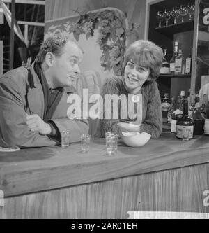 Fernsehtitel Dunkle Tage in der Stadt. Piet Kamerman und Conny van der Bos Datum: 12. Dezember 1961 Stichwörter: Televisierepetities Personenname: Conny van der Bos Stockfoto