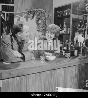 Fernsehtitel Dunkle Tage in der Stadt. Piet Kamerman und Conny van der Bos Datum: 12. Dezember 1961 Stichwörter: Televisierepetities Personenname: Conny van der Bos Stockfoto