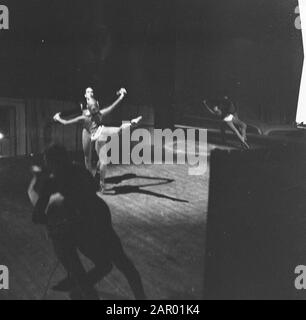 Premiere des Nationalballetts in Stadschouwburg. Tanzszenen Datum: 20. Dezember 1961 Ort: Amsterdam Schlagwörter: Ballett, Tänzer Stockfoto