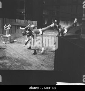 Premiere des Nationalballetts in Stadschouwburg. Tanzszenen Datum: 20. Dezember 1961 Ort: Amsterdam Schlagwörter: Ballett, Tänzer Stockfoto