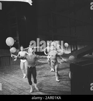 Premiere des Nationalballetts in Stadschouwburg. Tanzszenen Datum: 20. Dezember 1961 Ort: Amsterdam Schlagwörter: Ballett, Tänzer Stockfoto