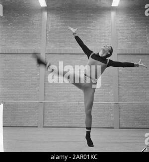 Premiere des Nationalballetts in Stadschouwburg. Tanzszenen Datum: 20. Dezember 1961 Ort: Amsterdam Schlagwörter: Ballett, Tänzer Stockfoto