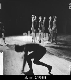 Premiere des Nationalballetts in Stadschouwburg. Tanzszenen. Ballett; Dschungel' von Rudi van Dantzig Datum: 20. Dezember 1961 Ort: Amsterdam Schlagwörter: Ballett, Tänzer Stockfoto