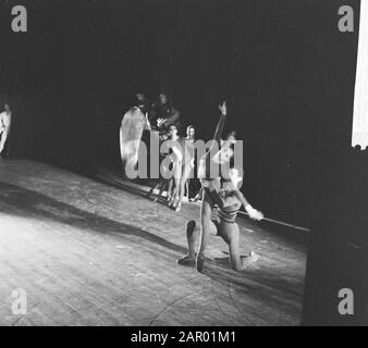Premiere des Nationalballetts in Stadschouwburg. Tanzszenen. Ballett 'Dschungel' von Rudi van Dantzig Datum: 20. Dezember 1961 Ort: Amsterdam Schlagwörter: Ballett, Tänzer Stockfoto