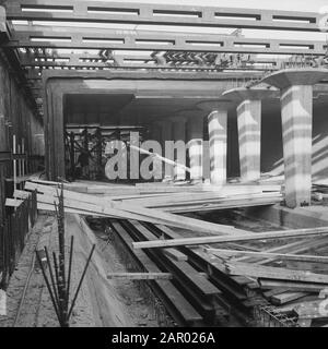 Fahren Sie in der U-Bahn-Station Leuvenhaven in Rotterdam. Zwei Plattformen Datum: 15. Januar 1962 Standort: Rotterdam, Zuid-Holland Stichwörter: Forderungen, Umwege, Stationen Stockfoto