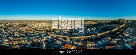 Luftpanorama mit Blick auf die Burg Belmonte in der Provinz Cuenca, Spanien, mit lang ausladenen Stadtmauern, die mit Zinnen bekrönt sind Stockfoto