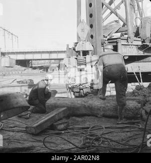 Arbeiten am IJ-Tunnel. Maschine bohrt Stapel im Boden Datum: 29. Januar 1962 Standort: Amsterdam Schlagwörter: Arbeit, Maschinen, Tunnel Stockfoto