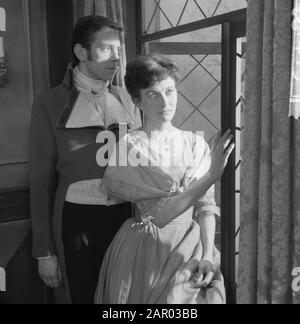 NCRV Fernsehspiel Die Vier Töchter Bennetts. Ramses Shaffy and Lies Franken Annotation: Niederländische Adaption des Romans Stolz und Vorurteil von Jane Austen Datate: 5. November 1961 Schlagwörter: Fernsehdramen persönlicher Name: Franken, Lügen, Shaffy, Ramses Stockfoto