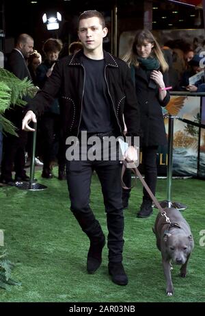 Tom Holland und sein Hund Tessa während Dolittle Premiere am Leicester Square, London.