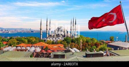 Blaue Moschee vor dem Bosporus und der türkischen Flagge, Istanbul, Türkei Panorama Stockfoto