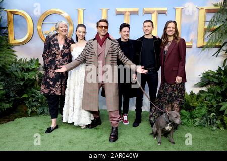 Emma Thompson, Carmel Laniado, Robert Downey, Jr., Harry Collett, Tom Holland und Susan Downey (links nach rechts) während Dolittle Premiere am Leicester Square, London. Stockfoto