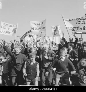 Fortuna VL gegen Herakles 0-0-Anhänger mit Bannern Datum: 3. Juni 1962 Schlagwörter: SPANTS, ANHÄNGER, Sport, Fußball Personenname: Heracles Stockfoto