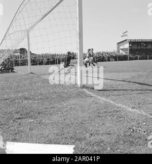 Fortuna VL gegen Herakles 0-0-Anhänger mit Bannern Datum: 3. Juni 1962 Schlagwörter: SPANTS, ANHÄNGER, Sport, Fußball Personenname: Heracles Stockfoto