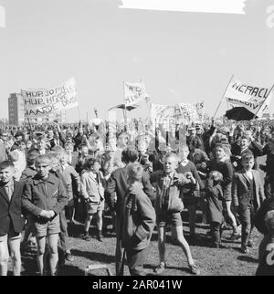 Fortuna VL gegen Herakles 0-0-Anhänger mit Bannern Datum: 3. Juni 1962 Schlagwörter: SPANTS, ANHÄNGER, Sport, Fußball Personenname: Heracles Stockfoto