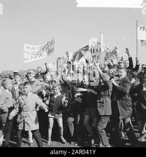 Fortuna VL gegen Herakles 0-0-Anhänger mit Bannern Datum: 3. Juni 1962 Schlagwörter: SPANTS, ANHÄNGER, Sport, Fußball Personenname: Heracles Stockfoto