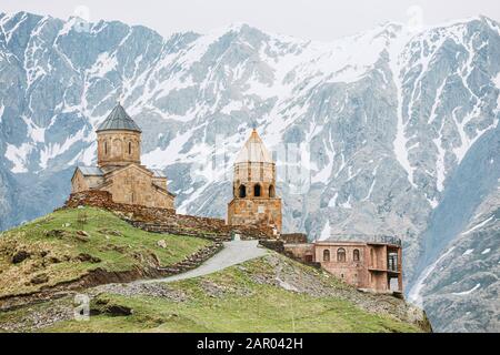 Stephantsminda, Georgia. Gergeti Trinity Church Oder Tsminda Sameba - Holy Trinity Church Near Village Of Gergeti In Georgia. Frühlingstag. Stockfoto