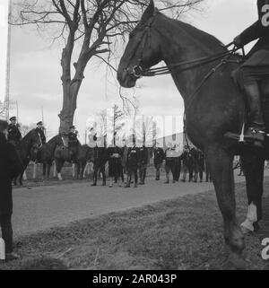 Königin Juliana besucht die Verkehrsschule der Nationalpolizei Von Varenkamp in Utrechter Datum: 10. april 1962 Ort: Utrechter (Provinz), Utrechter (Stadt) Schlüsselwörter: Queens, nationale Polizei persönlicher Name: Juliana (Königin Niederlande) Institutionenname: Rijkspolite, Varenkamp, De Stockfoto