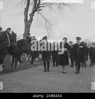 Königin Juliana besucht die Verkehrsschule der Nationalpolizei Von Varenkamp in Utrechter Datum: 10. april 1962 Ort: Utrechter (Provinz), Utrechter (Stadt) Schlüsselwörter: Queens, Polizei persönlicher Name: Juliana (Königin Niederlande) Institutionenname: Rijkspolite, Varenkamp, De Stockfoto