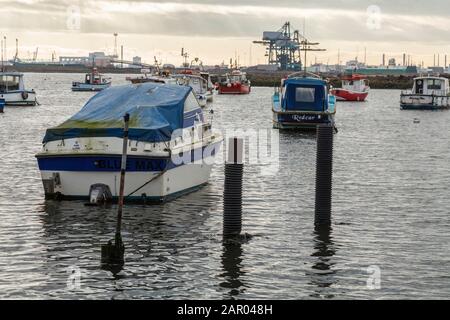 Ein Blick von Paddys Hole, Redcar, England, Großbritannien, zeigt die vermoorten Boote und den industriellen Hintergrund Stockfoto